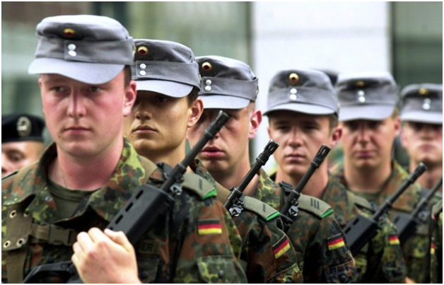 Солдат Бундесвера. Бундесвер ФРГ. Армия Бундесвера ФРГ. Немецкая армия Бундесвер.
