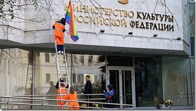 Фото: Твиттер Надежды Толоконниковой; https://zoomdecorate.rambler.ru/laplslt/Z2h0dzYuMmI5d3/U3QHsiZGF0YSI6/eyJBY3Rpb24iOi/JQcm94eSIsIlJl/ZmZlcmVyIjoiaH/R0cHM6Ly9uZXdz/LnJhbWJsZXIucn/UvaW5jaWRlbnRz/LzQ0OTcxMzU0LX/B1c3N5LXJpb3Qt/dnl2ZXNpbGktbm/FkLXpkYW5pZW0t/ZnNiLXJhZHV6aG/55eS/1mbGFnLXYtY2hlc3QtZG55YS1yb3poZGVuaXlhLXB1dGluYS8%2FYXJ0aWNsZV9pbmRleD0xIiwiUHJvdG9jb2wiOiJodHRwczoiLCJIb3N0IjoibmV3cy5yYW1ibGVyLnJ1IiwiTGlua1R5cGUiOiJpbWFnZS8qIn0sImxpbmsiOiJodHRwczovL25l?abvgwu=d3Muc3RvcmUucmFtYmxlci5ydS9pbWcvMjIxMDkxMzIxMjA2NTRlNjA4Mjg1Y2Rm&llio=MzgyZTgwNzE%2FaW1nLTEtcmVzaXplPXdpZHRoJTNBNTYwJTJDaGVpZ2h0JTNBMzE1&whzag=JTJDZml0JTNBY292ZXImaW1nLWZvcm1hdD1wbmclM0Fjb21wJTNBMyJ9 image