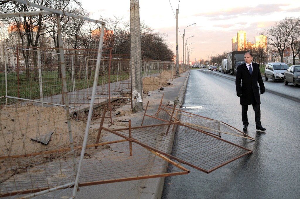 Аварийные участки тротуара во Фрунзенском районе осмотрел Михаил Романов