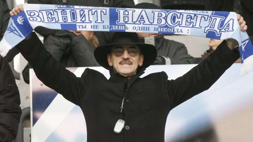 На Ждановском мосту в Петербурге состоялась акция, приуроченная к открытию музея истории футбола