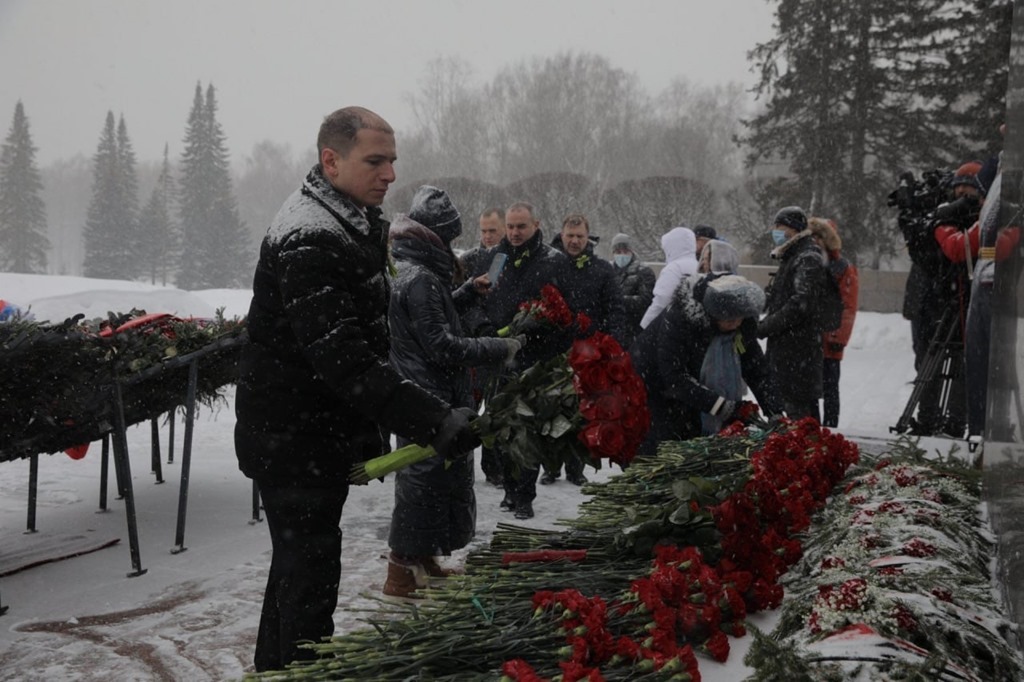 Цветы к монументу на Пискаревском кладбище возложил депутат Михаил Романов в память об освобождении Ленинграда