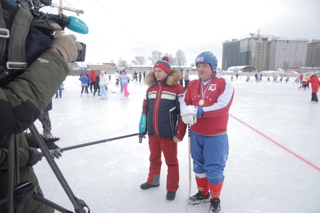 Юные хоккеисты Санкт-Петербурга получили спортивные подарки от Михаила Романова