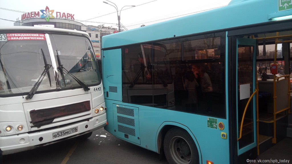 Жители Петербурга винят транспортную реформу во множестве аварий с участием автобусов Жители Петербурга винят транспортную реформу во множестве аварий с участием автобусов