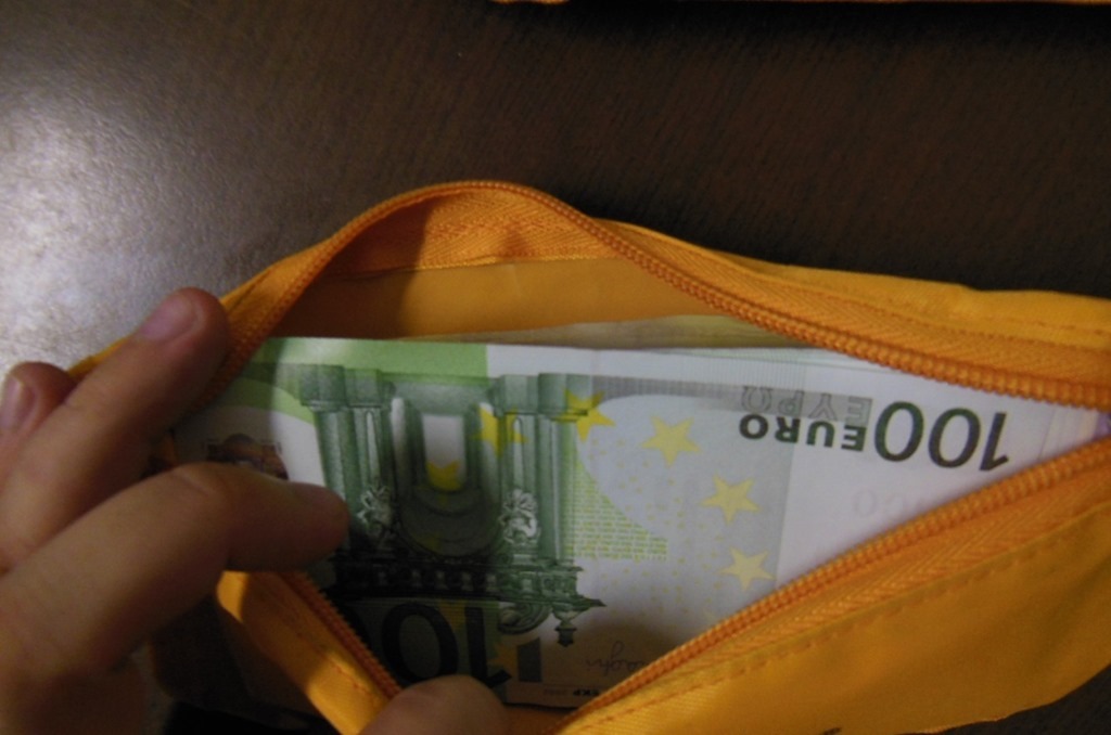 Украинец пытался вывезти из России в Латвию 21,2 тысячи долларов и 20 тысяч евро Украинец пытался вывезти из России в Латвию 21,2 тысячи долларов и 20 тысяч евро