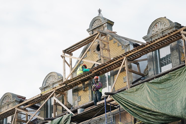 ФКР Петербурга не выполняет обязательства по ремонту домов, но угрожает горожанам судом