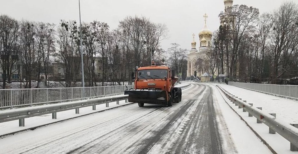Коммунальщики снова не справились с незначительными осадками и гололедицей в Петербурге