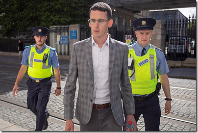 Фото: https://i.dailymail.co.uk/1s/2022/09/14/08/62099949-11210569-Teacher_Enoch_Burke_pictured_on_Monday_being_brought_into_the_Br-a-1_1663140989765.jpg image