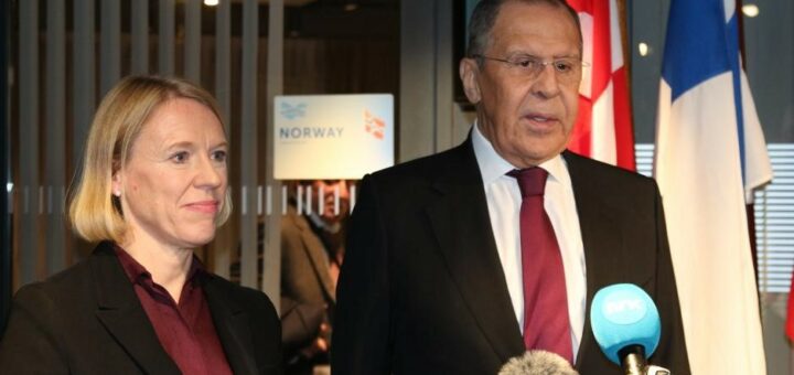 Глава МИД Норвегии Анникен Хюитфельдт и МИД России Сергей Лавров во время двусторонних бесед на полях министерской встречи Совета Баренцева/Евроарктического региона в Тромсё осенью 2021 года. Фото: Хильде-Ганн Бай.