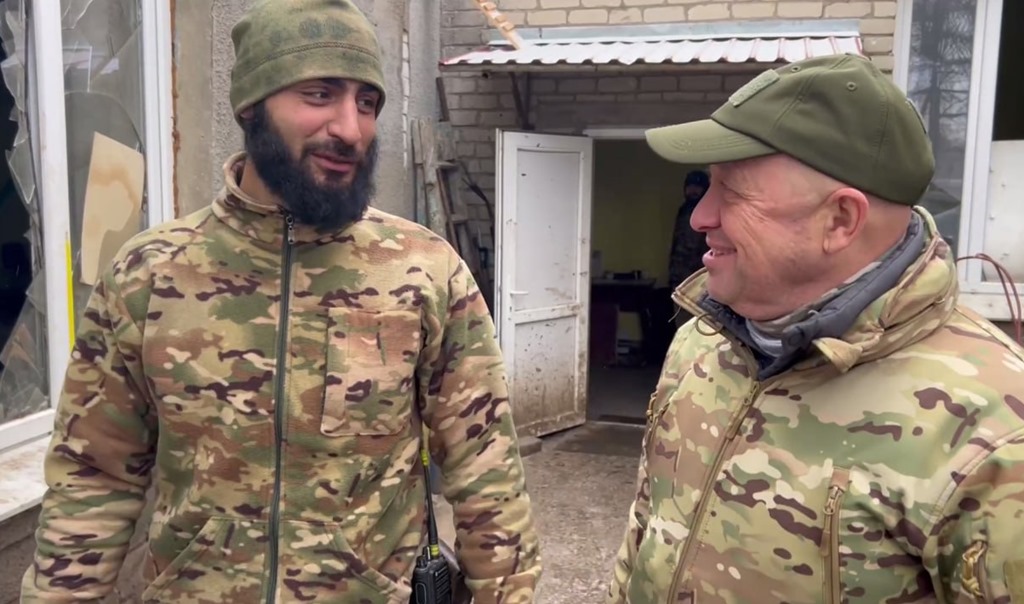 В Сети появилось фото с награжденным «За взятие Соледара» бойцом ЧВК «Вагнер» Абреком и Пригожиным