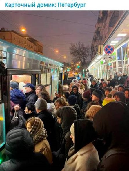 Переход Петербурга на НМТО привел к образованию очередей на автобусных остановках