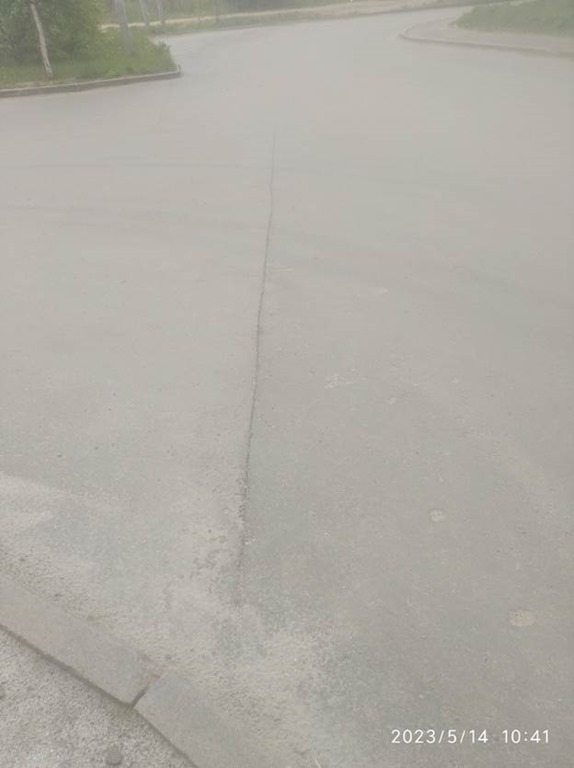 Жители Ярославской области сообщили о проблемах с асфальтом после реализации проекта «Наши дворы»