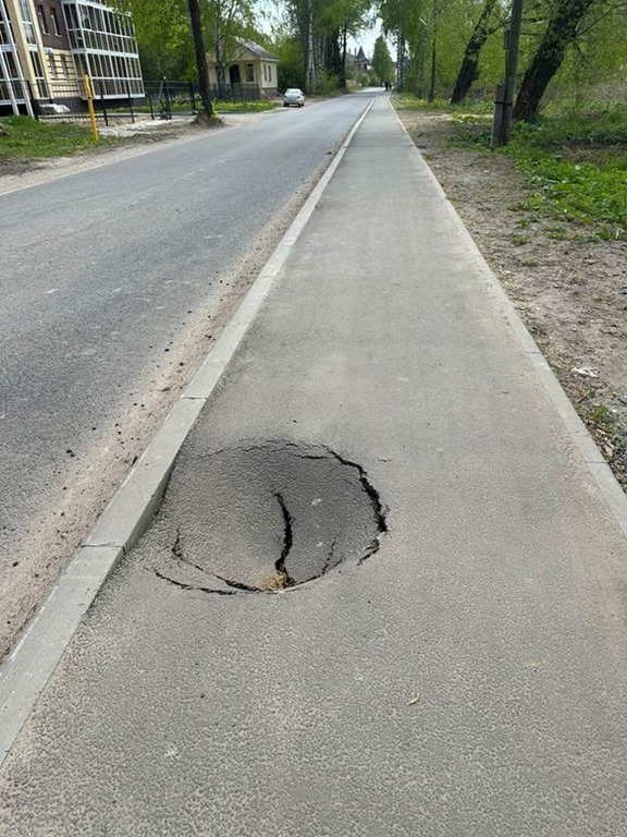 Жители Ярославской области сообщили о проблемах с асфальтом после реализации проекта «Наши дворы»