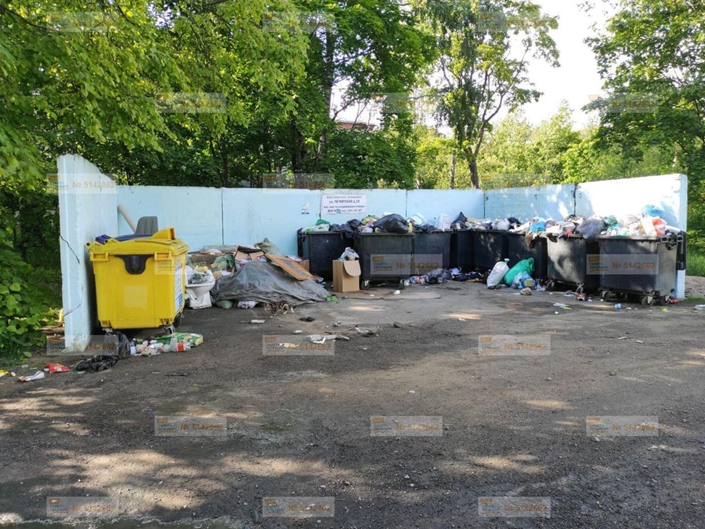 «Три дня стоят переполненными»: петербуржцы продолжают сообщать о проблемах с вывозом мусора
