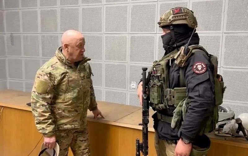 «Кому хочется оспорить эту ситуацию — автомат в руки»: Пригожин объяснил порядок начисления выплат родственникам погибших бойцов ЧВК «Вагнер»