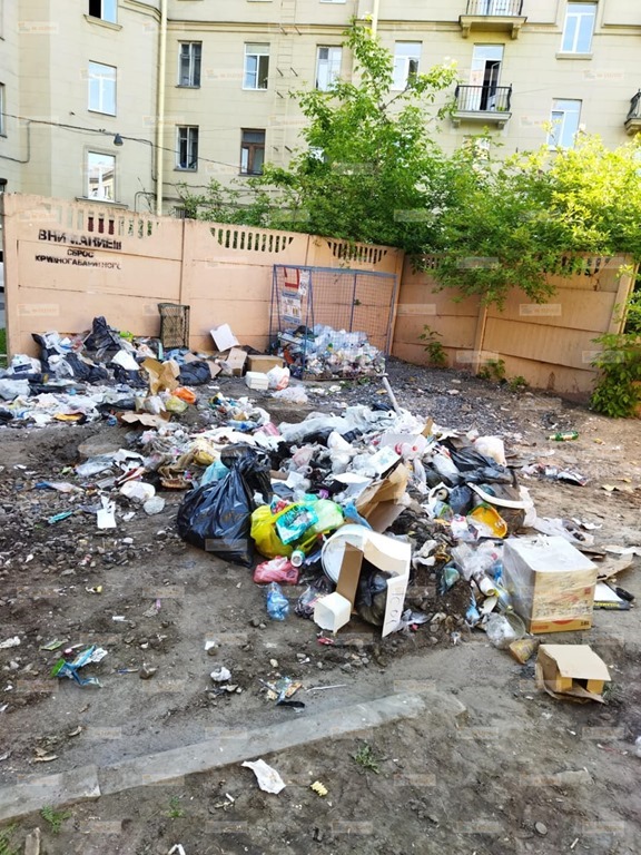 «Три дня стоят переполненными»: петербуржцы продолжают сообщать о проблемах с вывозом мусора