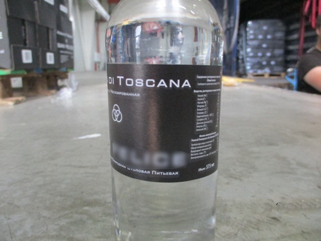 2 тонны лишней минералки обнаружили в грузовике, прибывшем из Польши