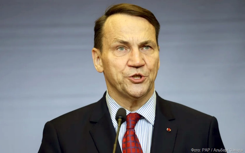 Сикорский: Россия не имеет права реагировать на закрытие российского консульства в Познани