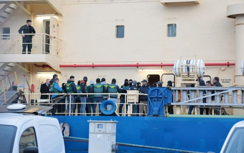 Направлявшийся из Эквадора в Петербург контейнеровоз обыскали у берегов Португалии на предмет наркотиков Направлявшийся из Эквадора в Петербург контейнеровоз обыскали у берегов Португалии на предмет наркотиков