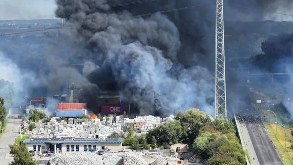 Крупный пожар в порту Гамбурга: очевидцы сообщают о взрывах Крупный пожар в порту Гамбурга: очевидцы сообщают о взрывах