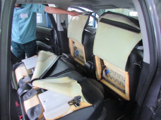 Хитрый водитель спрятал запретный сыр в сиденьях машины на границе Хитрый водитель спрятал запретный сыр в сиденьях машины на границе