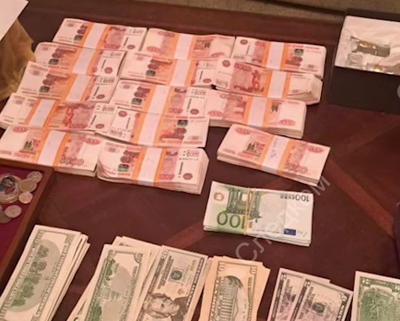 У генерала МВД нашли 40 объектов недвижимости и 21 млн рублей при расследовании дела о взятке У генерала МВД нашли 40 объектов недвижимости и 21 млн рублей при расследовании дела о взятке