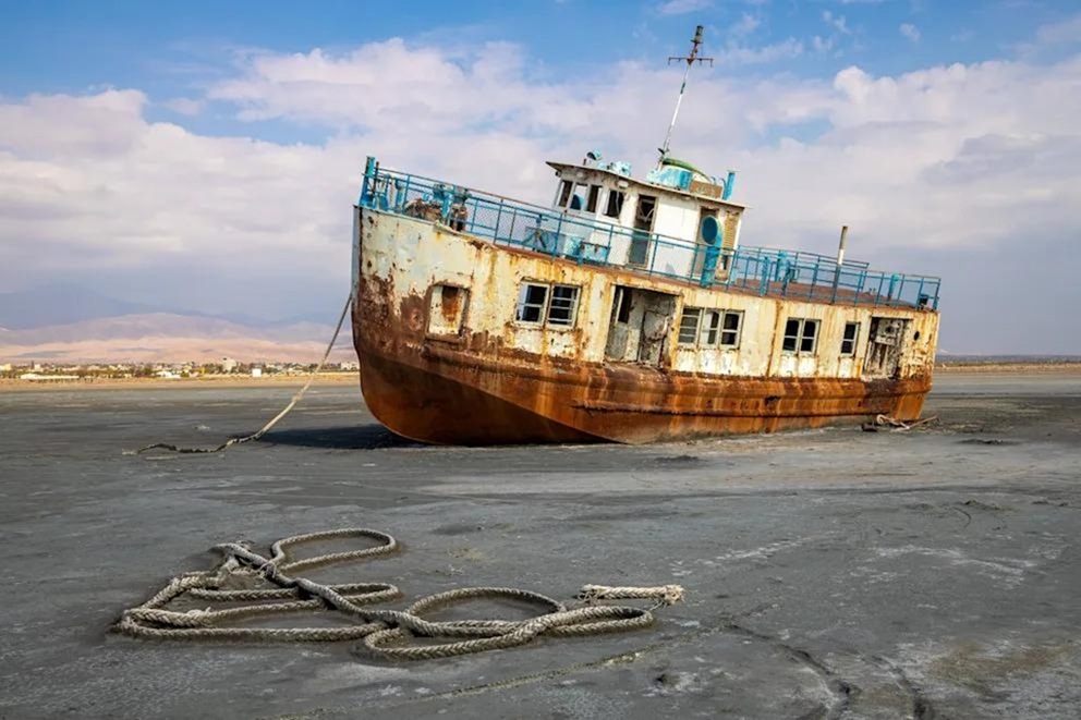 Экологическая катастрофа в Иране: крупнейшее озеро Урмия полностью исчезло Экологическая катастрофа в Иране: крупнейшее озеро Урмия полностью исчезло