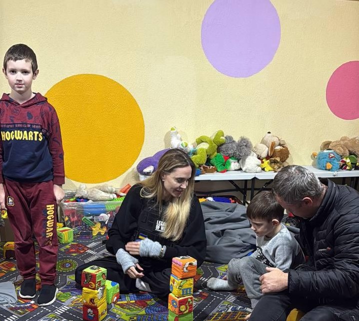 Анджелина Джоли приехала в Херсон, а её охранника забрали в ТЦК. Она его спасла