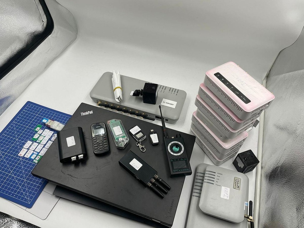 В Варшаве арестовали троих украинцев со шпионским оборудованием В Варшаве арестовали троих украинцев со шпионским оборудованием