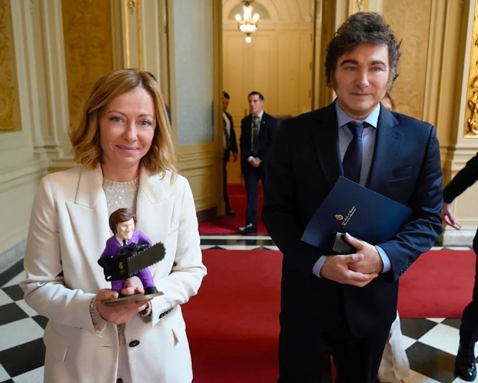 Мелони выставила на аукцион государственные подарки, включая iPad от Зеленского