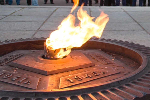 В Киришах задержан мужчина, закидавший снегом Вечный огонь на братском захоронении