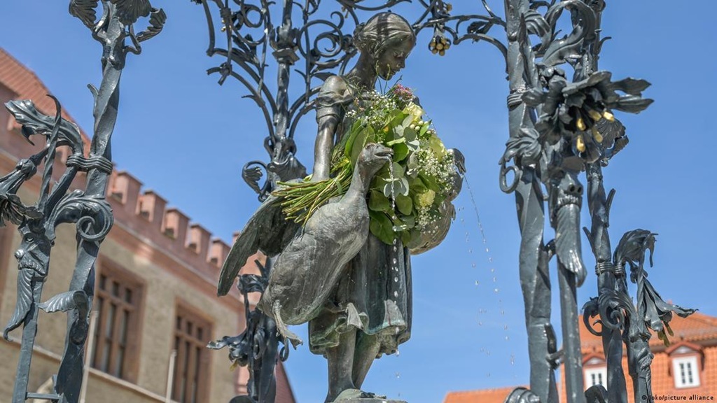 Впервые за 100 лет в Гёттингене легально поцеловали статую: студентам дали три дня Впервые за 100 лет в Гёттингене легально поцеловали статую: студентам дали три дня